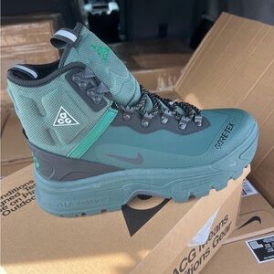 Nike ACG Green and Black Boots